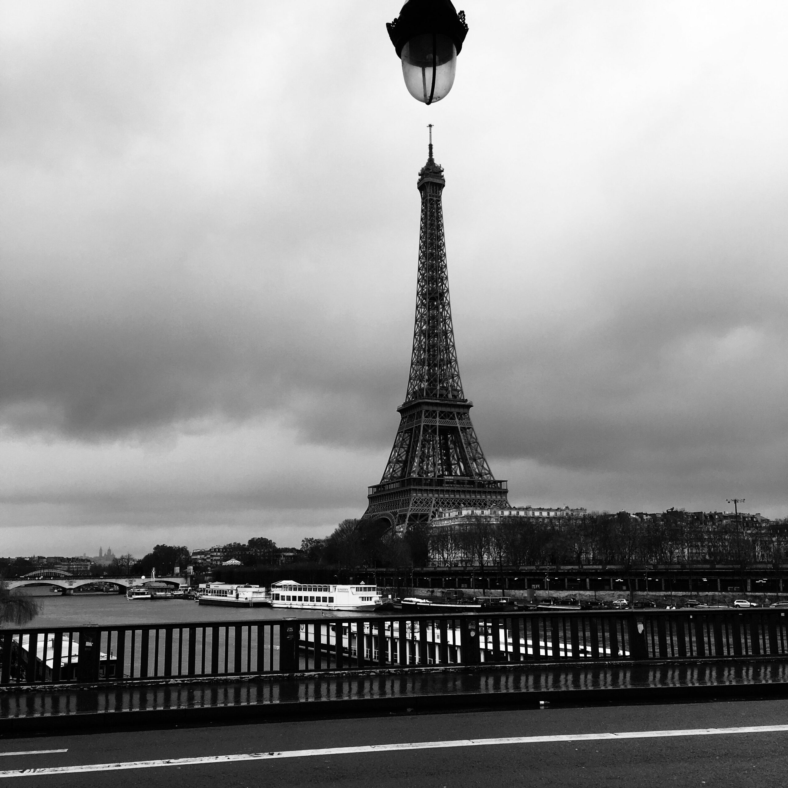 Prise de vue convertie en noir et blanc. La Tour Phare-Eiffel sous un réverbère Paris 2019